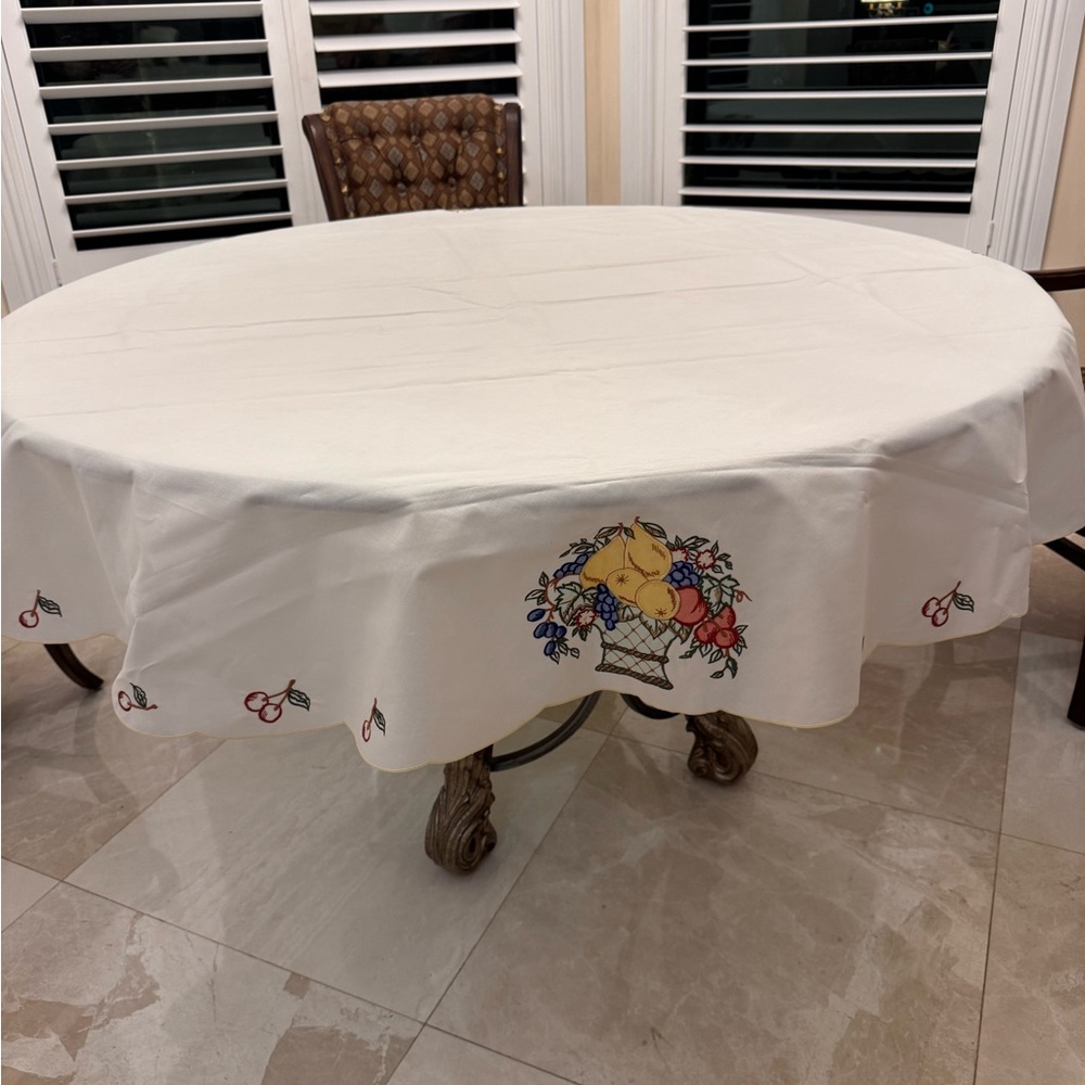 Villeroy & Boch White Tablecloth with Fruit Embroidery